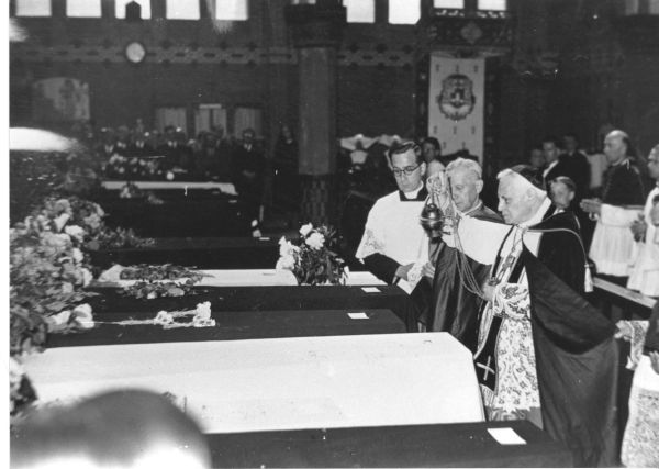 1942, le Cardinal Suhard, archevêque de Paris, officie lors des obsèques des victimes.